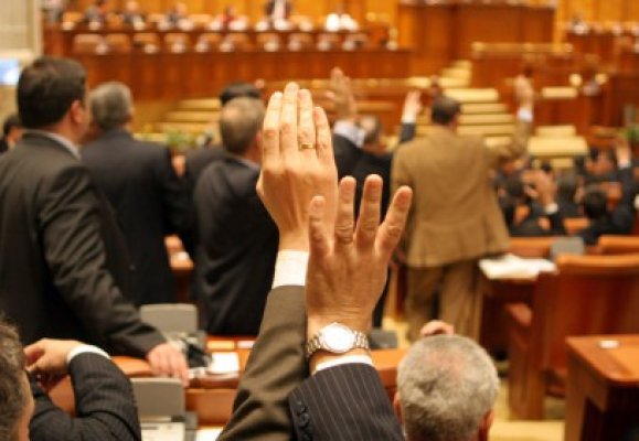 Chiriaşii CFR, angajaţi ai companiei, îşi pot cumpăra locuinţele de serviciu